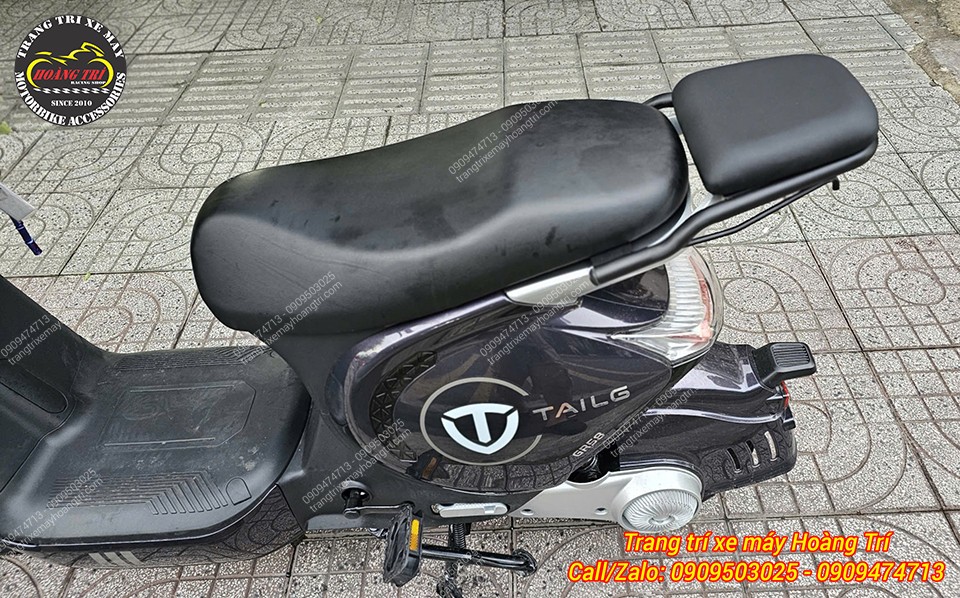 Góc nghiêng phía sau cho thấy baga Tailg GR58 ôm sát thân xe, tăng tiện ích cho người ngồi