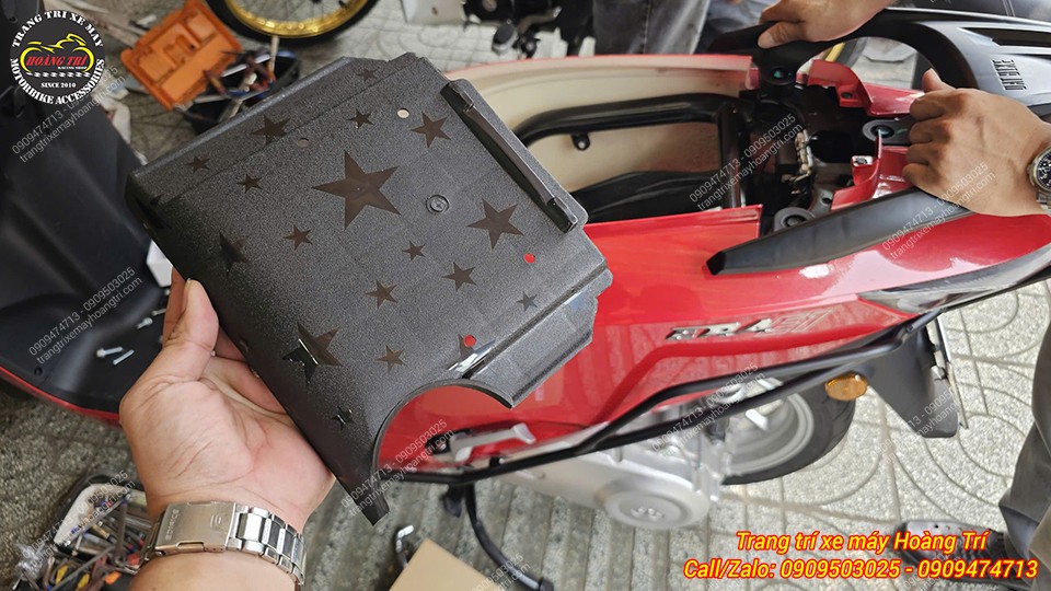 Chắn bùn gầm màu đen Datbike Era trang trí họa tiết sao, sẵn sàng lắp đặt