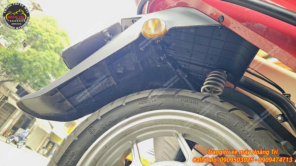 Quan sát từ bên dưới bánh sau, chắn bùn gầm Datbike Era được lắp đặt gọn gàng và chắc