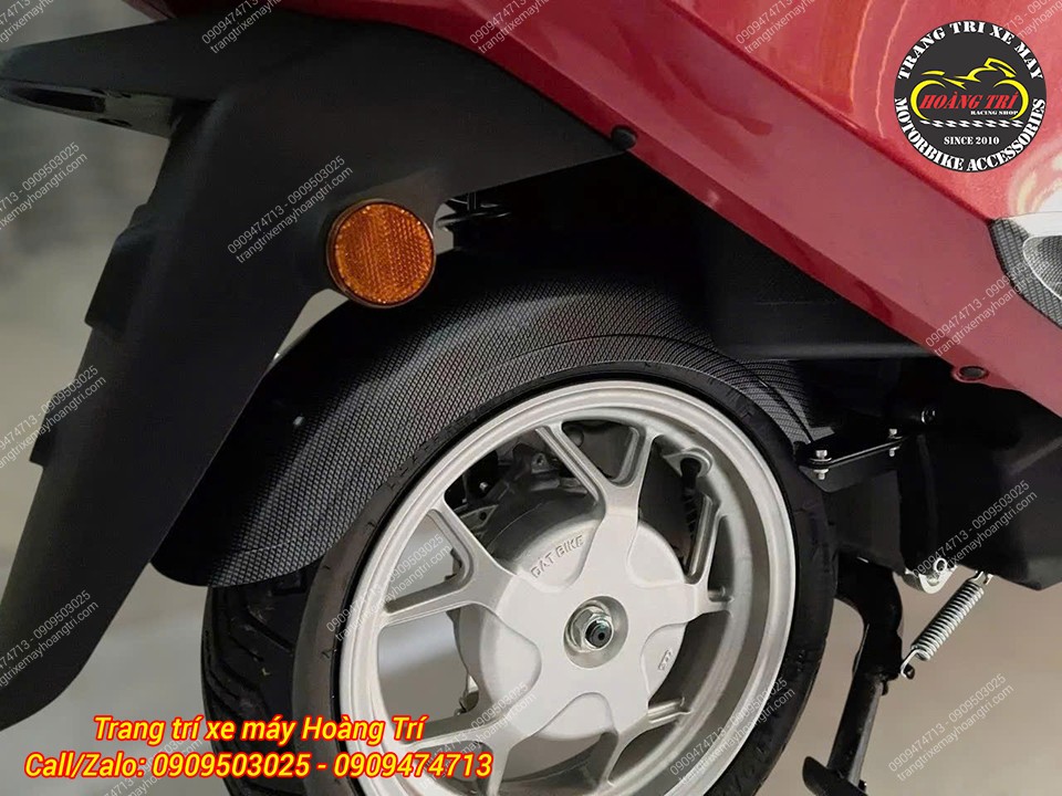 Phiên bản chắn bùn vân carbon hoàn thiện trên Datbike Era đỏ, nổi bật phần bánh sau