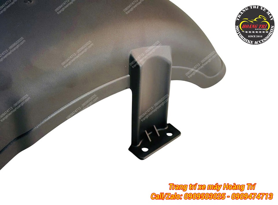 Cận cảnh pát cố định chắn bùn với hai lỗ bắt ốc, thiết kế chắc chắn