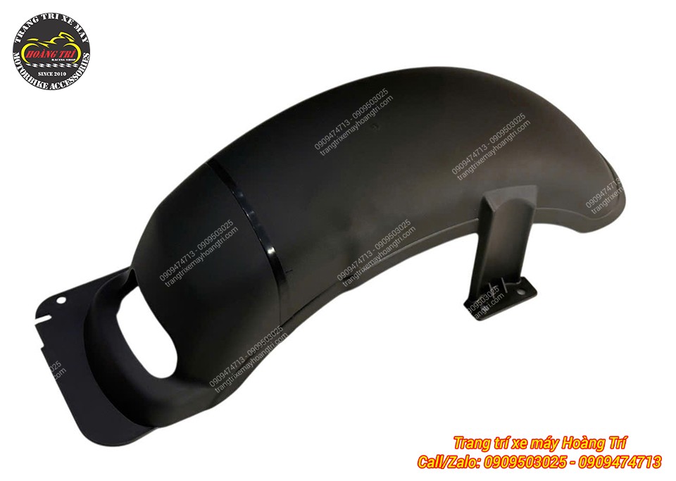 Toàn cảnh chắn bùn sau màu đen nhám với thiết kế cong ôm bánh sau xe
