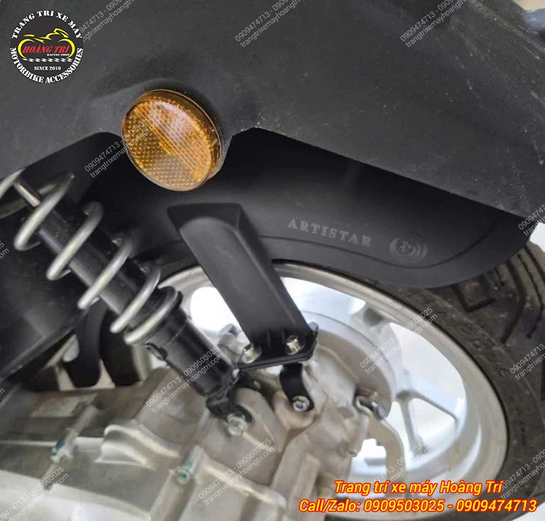 Chắn bùn đen nhám lắp trên Datbike Era, pát cố định nằm gần phuộc sau