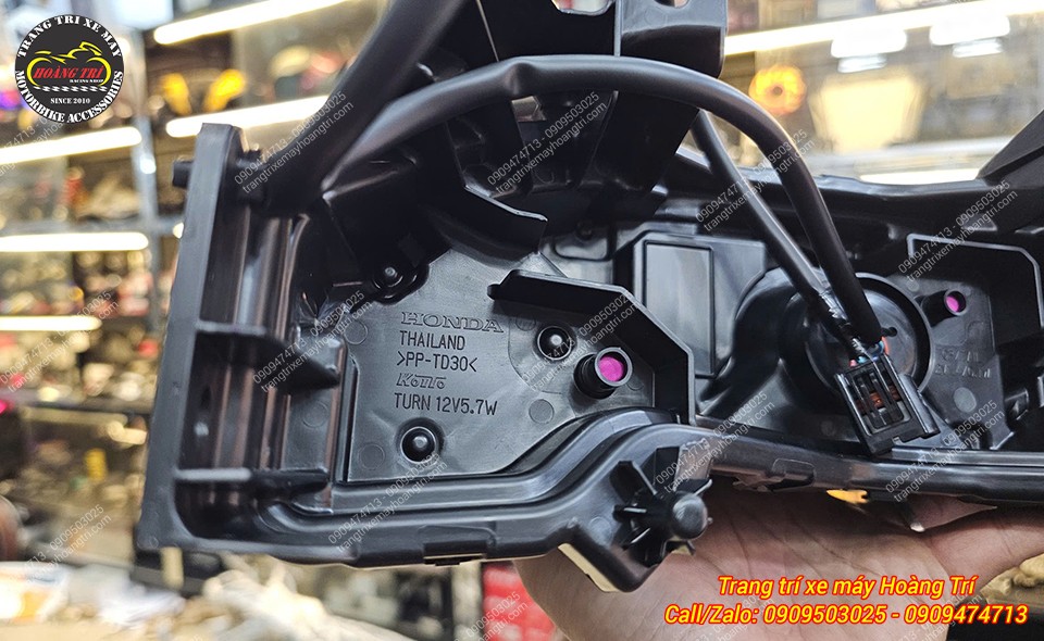 Mặt sau đèn hậu Honda UC3 chính hãng Thái Lan thể hiện rõ logo Honda và thông số