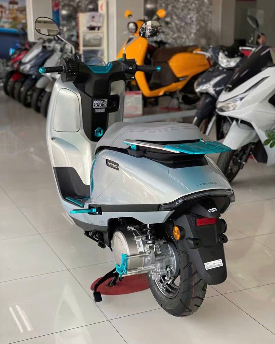 Honda UC3 trắng xanh ngọc sở hữu đèn hậu ôm gọn phần đuôi, tạo diện mạo cân đối