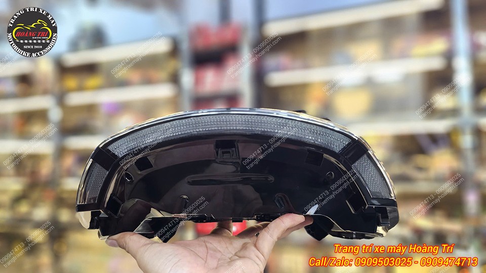 Cụm đèn hậu Honda UC3 có dải sáng uốn cong ôm sát phần thân màu đen