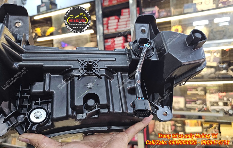 Mặt sau đèn pha Honda UC3 chính hãng Thái Lan trang bị giắc cắm thuận tiện khi thay thế