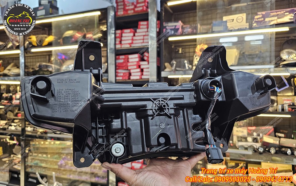 Cụm đèn pha Honda UC3 nhập Thái Lan có kết cấu liền khối, đi kèm hệ thống dây điện