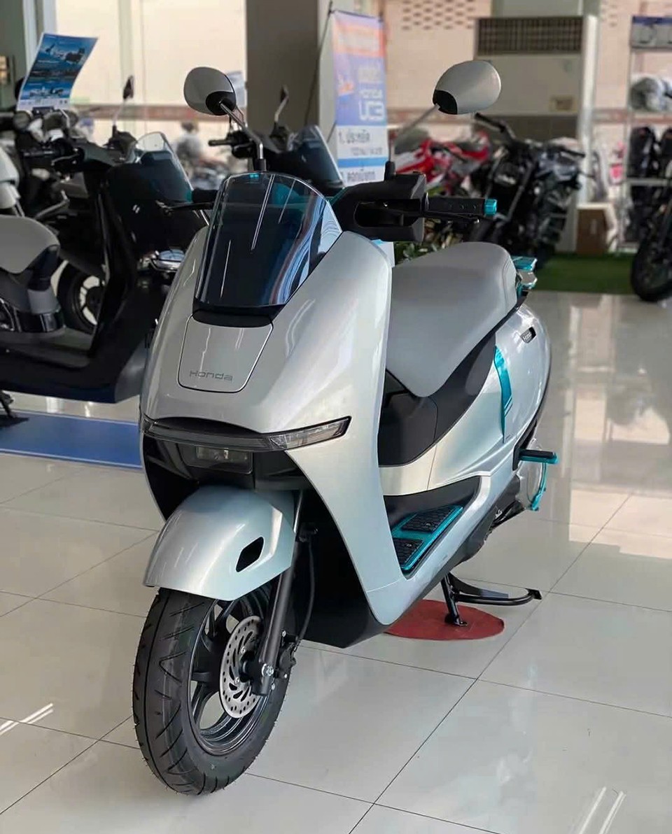 Honda UC3 trắng phối xanh ngọc thu hút với cụm đèn pha sắc nét, mang phong cách hiện đại