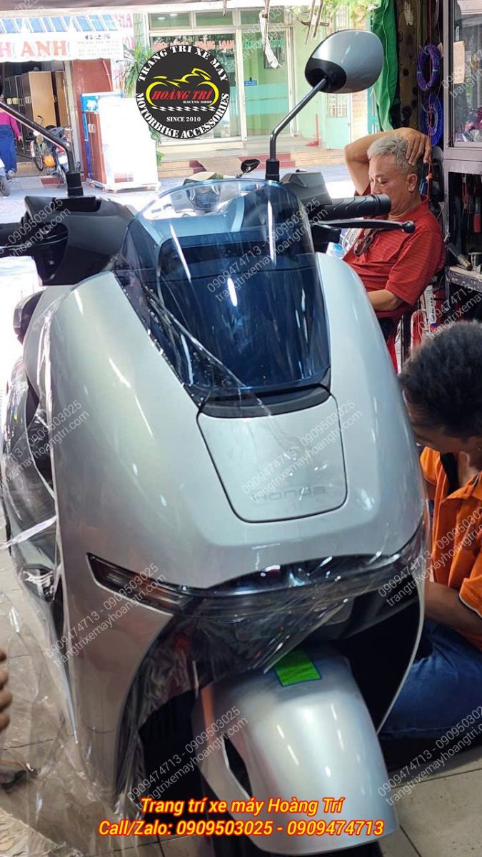 Chiếc Honda UC3 bạc được kỹ thuật viên Hoàng Trí Shop tiến hành dán keo bảo vệ dàn áo