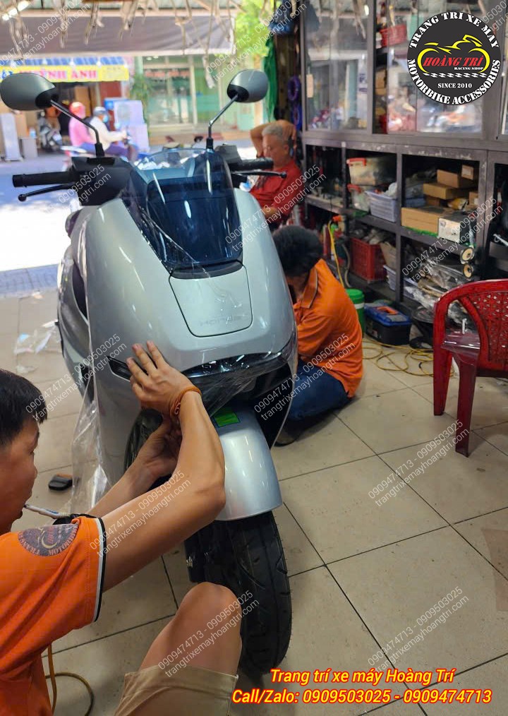 Từng công đoạn dán keo Honda UC3 được thực hiện cẩn thận nhằm giữ lớp sơn nguyên bản