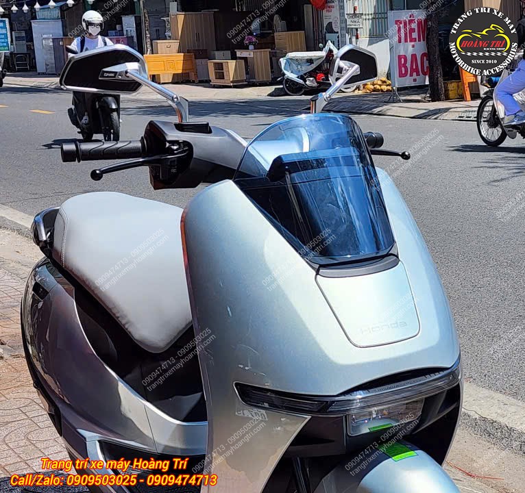 Sau khi trang bị kính kiểu H2C E4, chiếc Honda UC3 bạc sở hữu ngoại hình hiện đại hơn