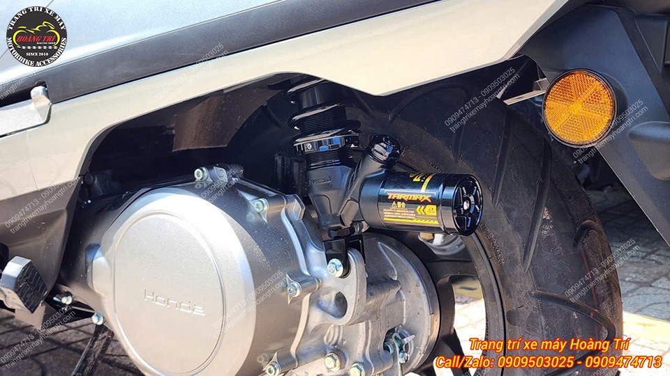 Phuộc RCB Tarmax màu đen phối tem vàng giúp Honda UC3 nổi bật và cải thiện khả năng nhún