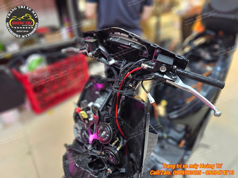 Khu vực tay thắng VinFast Feliz được trang bị tay thắng Vespa với bình dầu thấp