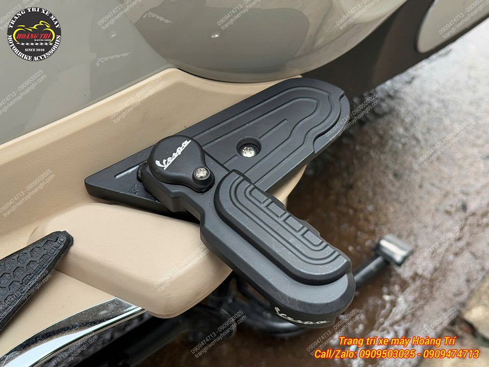 Gác chân kiểu Vespa mở rộng trên Yadea Devotion, mang đến vị trí đặt chân tiện dụng