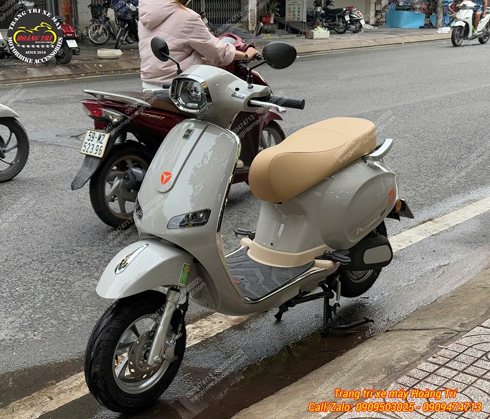 Yadea Devotion xám xi măng được bổ sung gác chân sau, giúp việc di chuyển thêm tiện ích