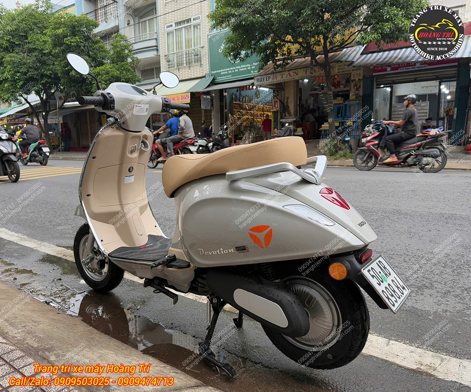 Yadea Devotion giữ nét cổ điển khi trang bị bộ gác chân sau mang phong cách Vespa