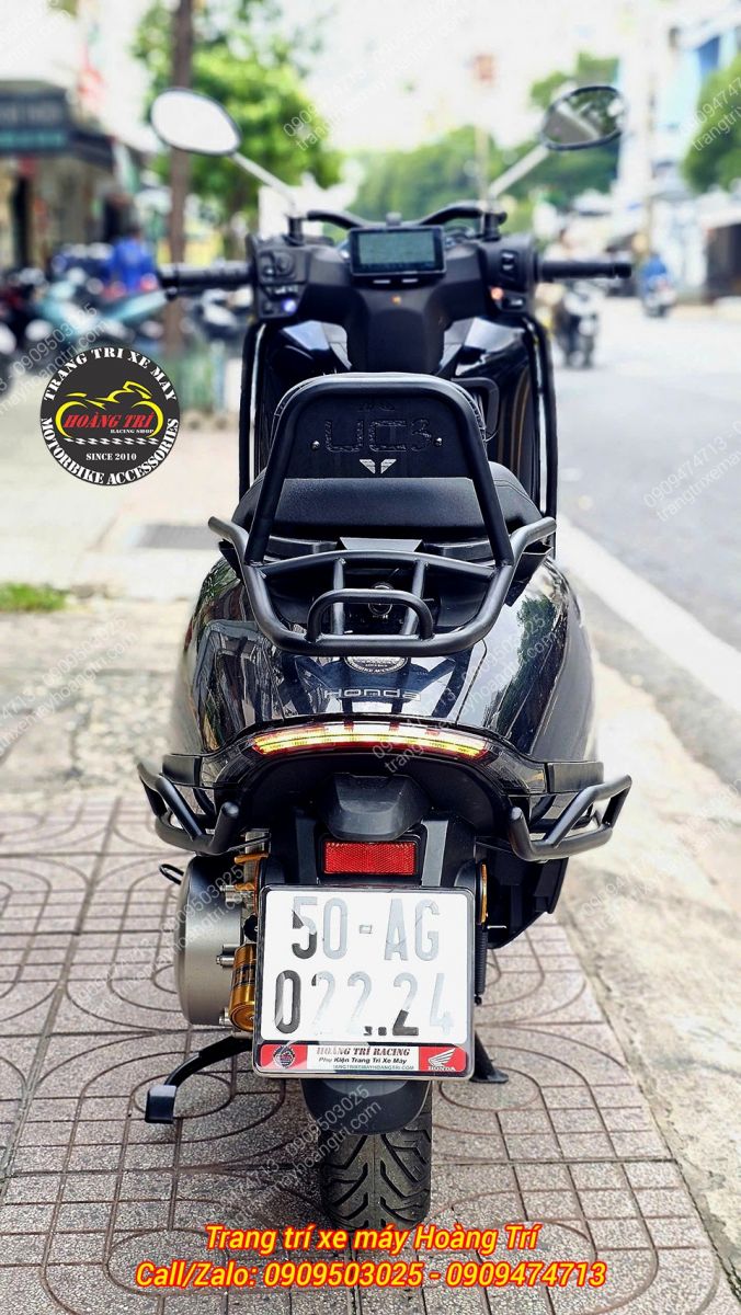 Nhìn từ phía sau, Honda UC3 được chủ xe lắp thêm baga cong tích hợp tựa lưng