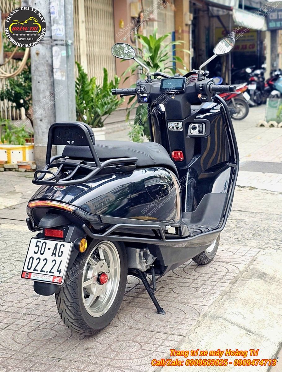 Từ góc nghiêng, khung HTR Honda UC3 tạo đường nét liền mạch kéo dài trước ra sau