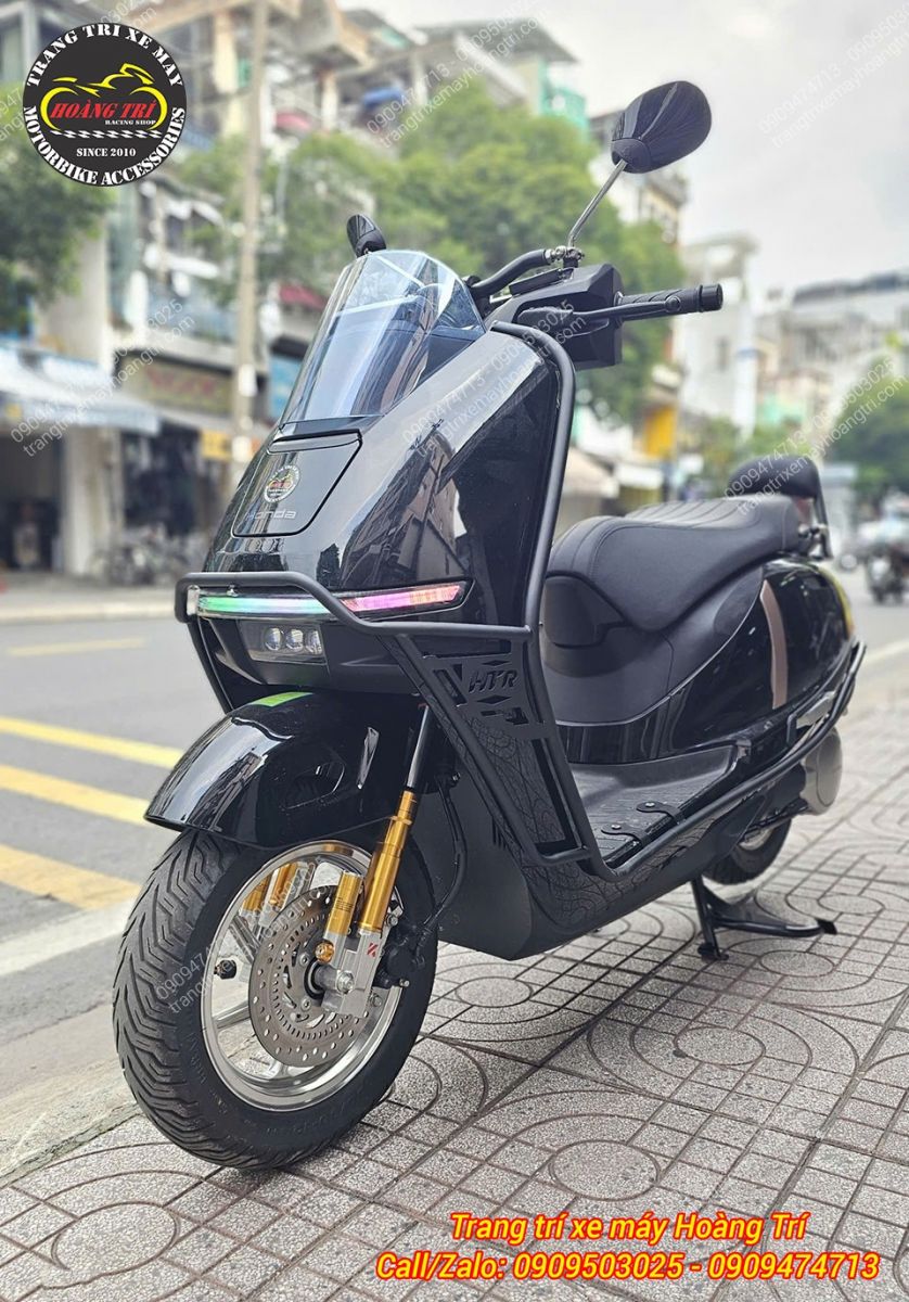 Honda UC3 đen lắp khung bảo vệ HTR, kết hợp cặp phuộc vàng mang phong cách thể thao