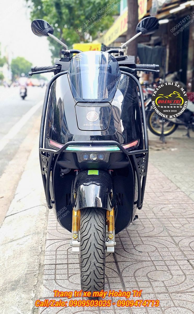 Nhìn trực diện, Honda UC3 đen nổi bật với khung HTR bao quanh hai bên phần đầu