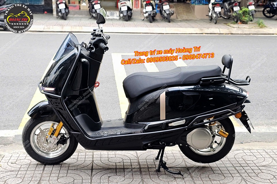 Nhìn ngang Honda UC3, khung bảo vệ sơn tĩnh điện vẫn giữ được vẻ thanh lịch nguyên bản