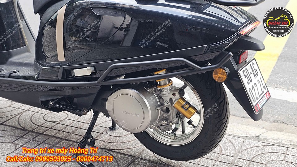 Khung bảo vệ Honda UC3 màu đen có kiểu dáng tinh gọn, ôm theo đường nét thân xe