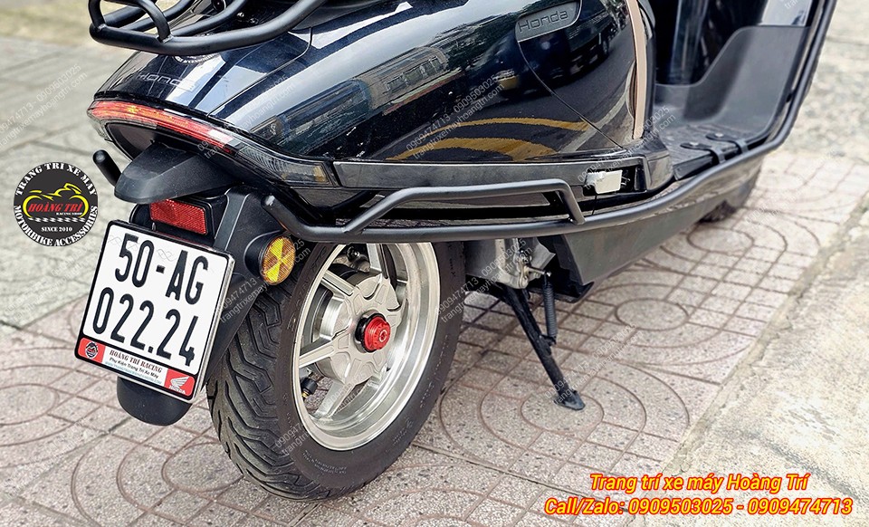 Khung bảo vệ hông Honda UC3 chạy dọc thân, phối đồng bộ với dàn áo màu đen