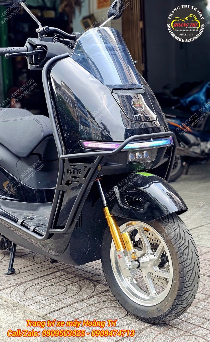 Chi tiết khung bảo vệ trước Honda UC3 nổi bật với thiết kế nhỏ gọn và họa tiết HTR