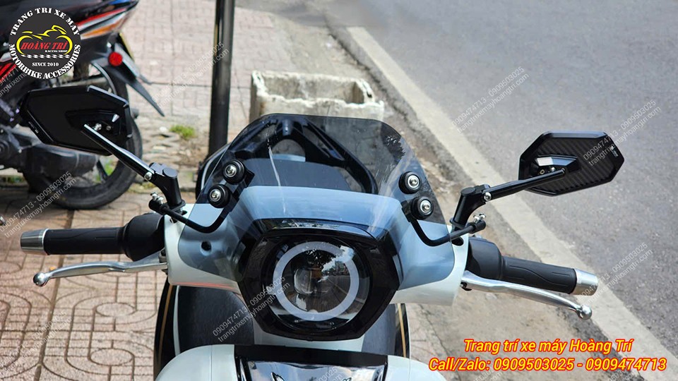 Nhìn trực diện, VinFast Kyo nổi bật với kính chắn gió màu khói phối cùng cặp kính kiểu