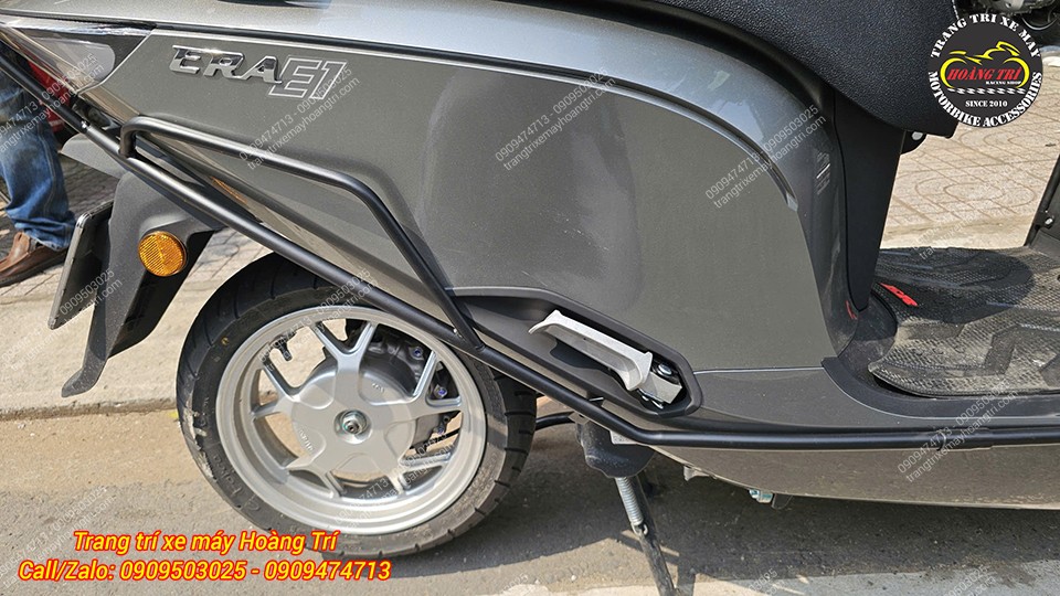 Ốp gác chân sau ERA đen phối hài hòa cùng khung bảo vệ và dàn áo xám