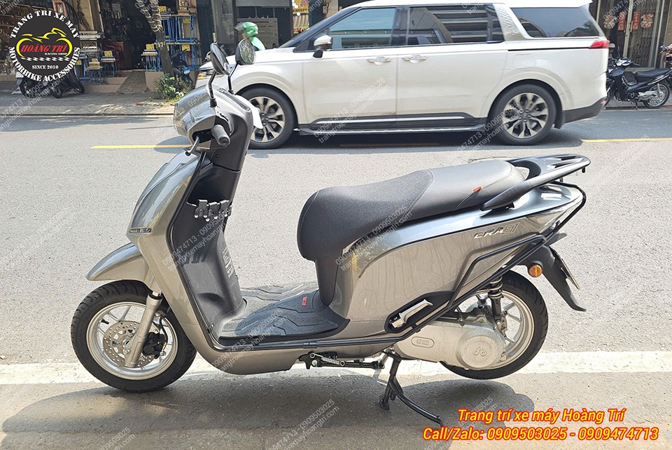 Toàn cảnh xe điện ERA sau khi lắp ốp gác chân, tổng thể thêm liền lạc, cứng cáp