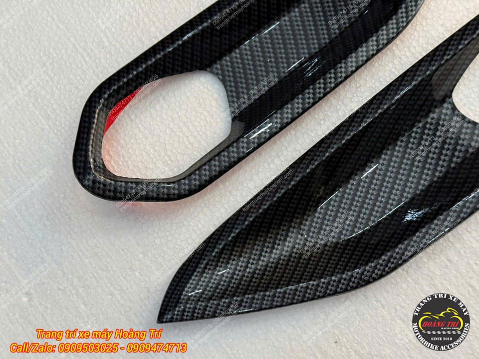 Bề mặt ốp gác chân ERA nổi bật với vân carbon đẹp, tinh tế từng đường nét