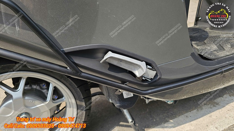 Góc cận cảnh cho thấy ốp gác chân ERA lắp vừa khít, hài hòa cùng dàn áo