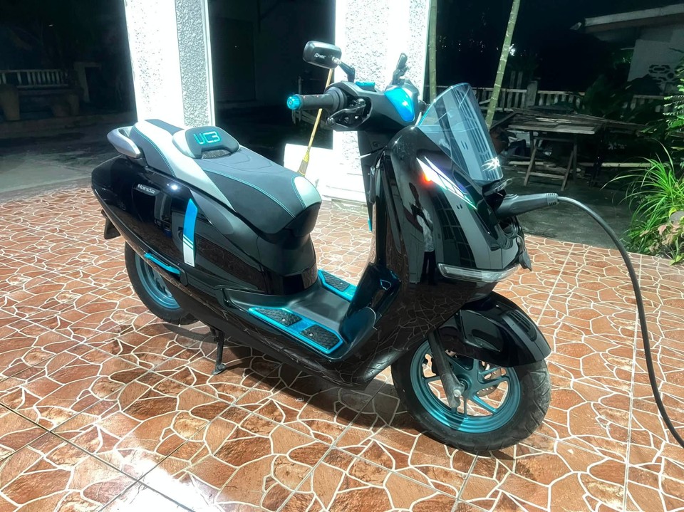 Góc nghiêng Honda UC3 cho thấy thảm H2C xanh kết hợp hài hòa với mâm và tay lái