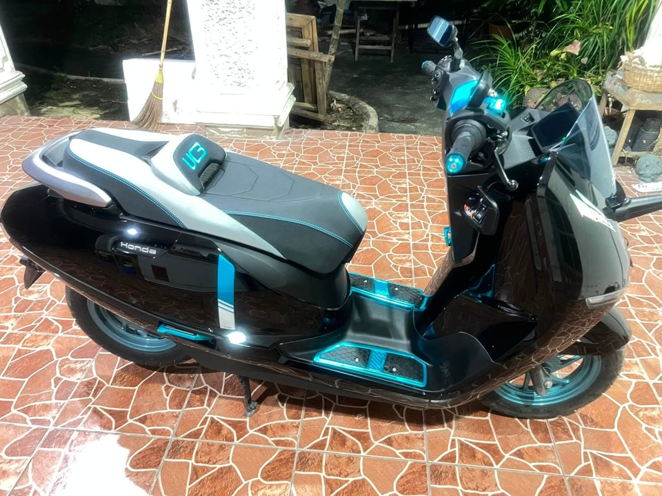 Toàn cảnh Honda UC3 độ kiểng tông xanh đen, nổi bật với cặp thảm H2C tại sàn xe