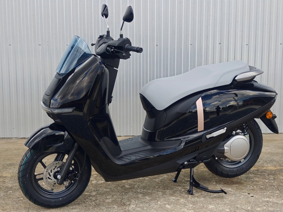 Honda UC3 màu đen nguyên bản với khu vực sàn để chân chưa được trang bị thảm H2C