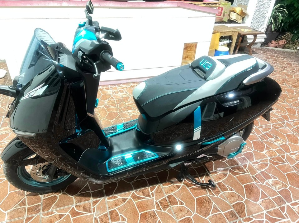 Honda UC3 sau khi nâng cấp thảm H2C xanh, phối cùng nhiều phụ kiện H2C khác