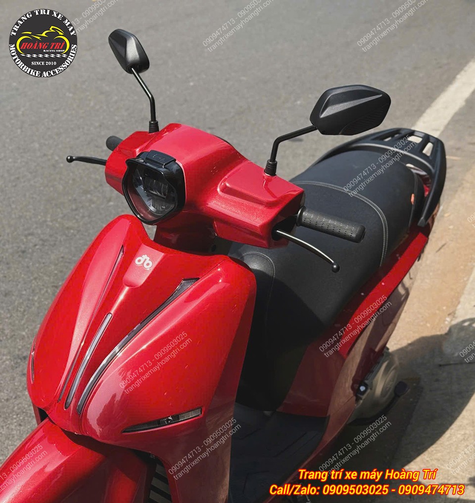 Datbike ERA đỏ nổi bật hơn sau khi lắp viền đèn pha đen bóng, tăng sức hút ngoại hình