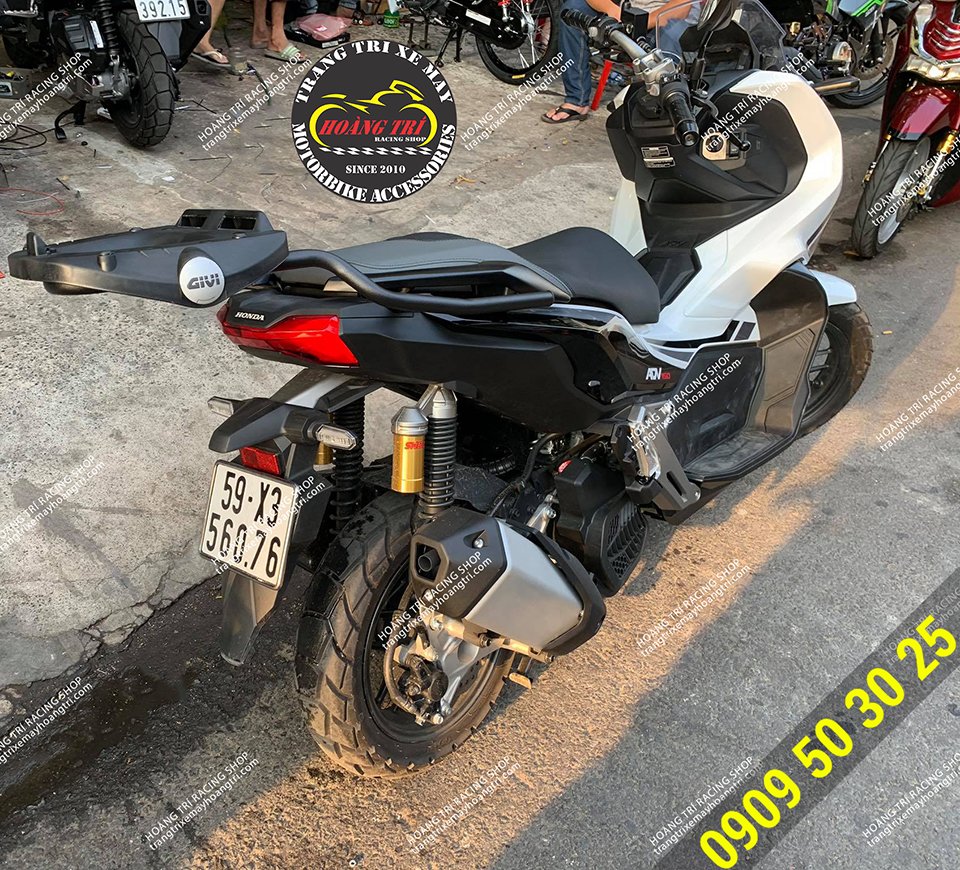One more ADV 150 fitted with genuine SRV rear baga Givi
