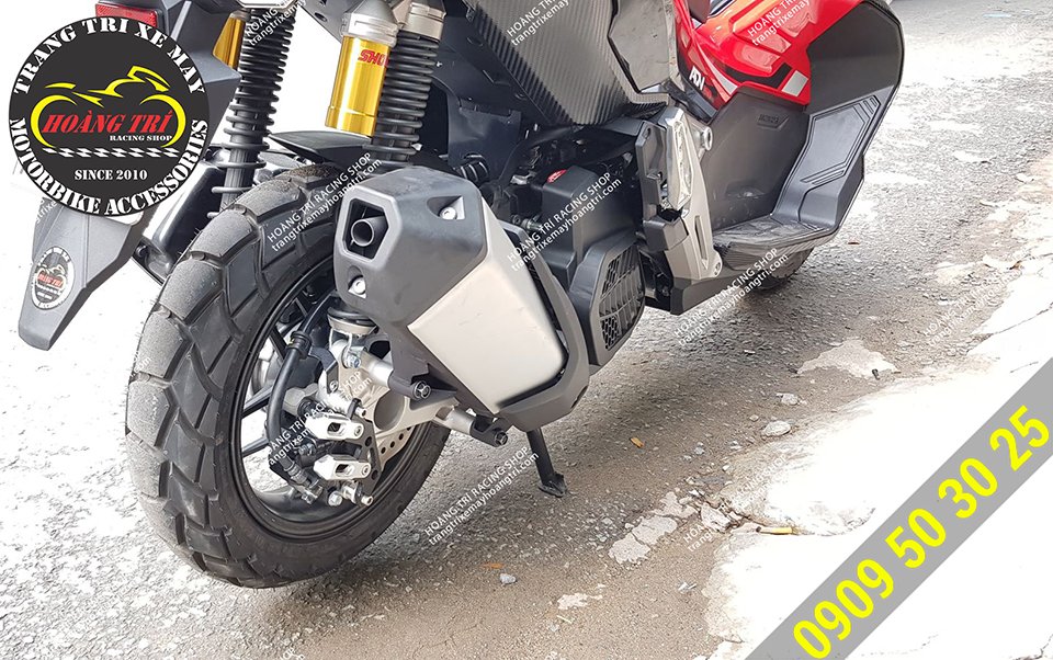 The ADV 150 has a silver HTR oil tank protection pad