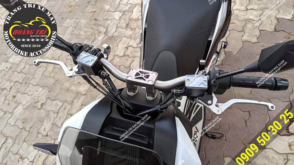 The handlebars have been replaced with the H2C brand