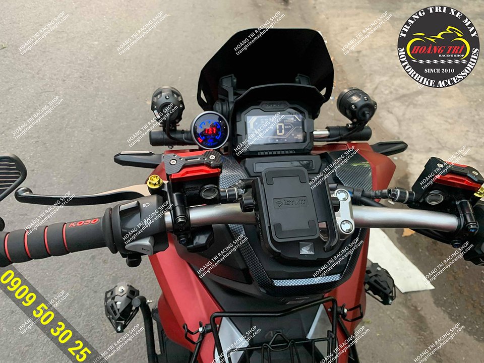 The tachometer is fitted to the ADV 150 (left side)
