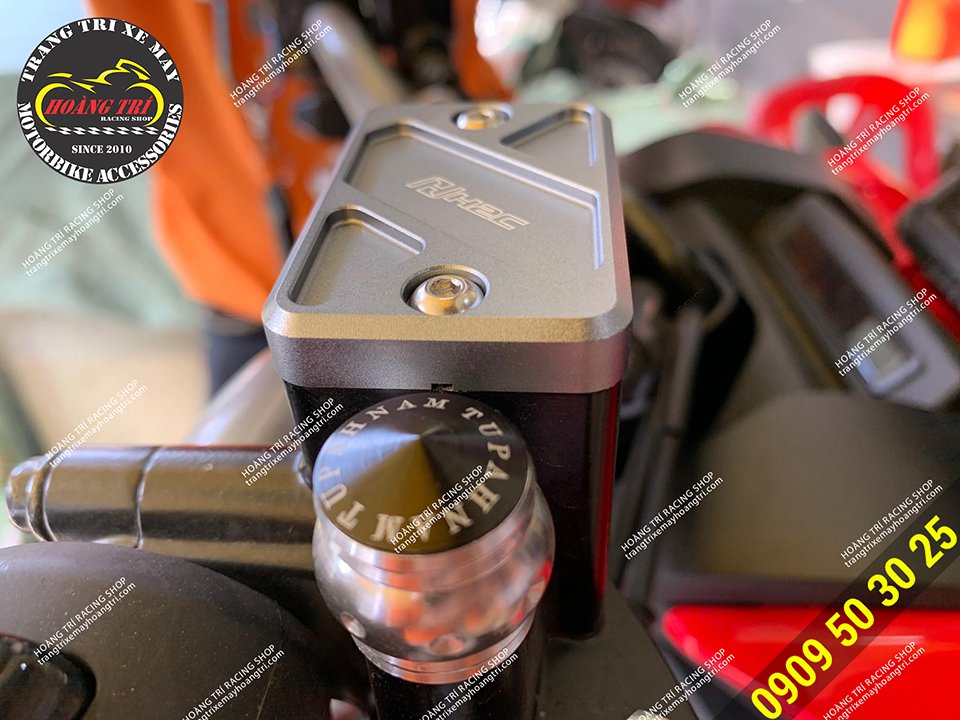 The above price includes 2 oil caps installed on both sides of the ADV 150 . brake handle