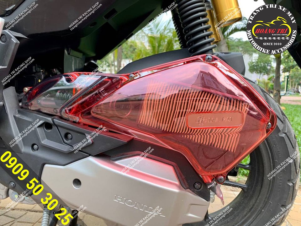 Red tones highlight the car when equipped with transparent exhaust