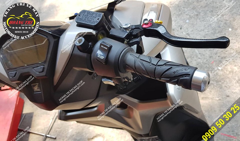 Close-up of spider gloves attached to Vario 2018