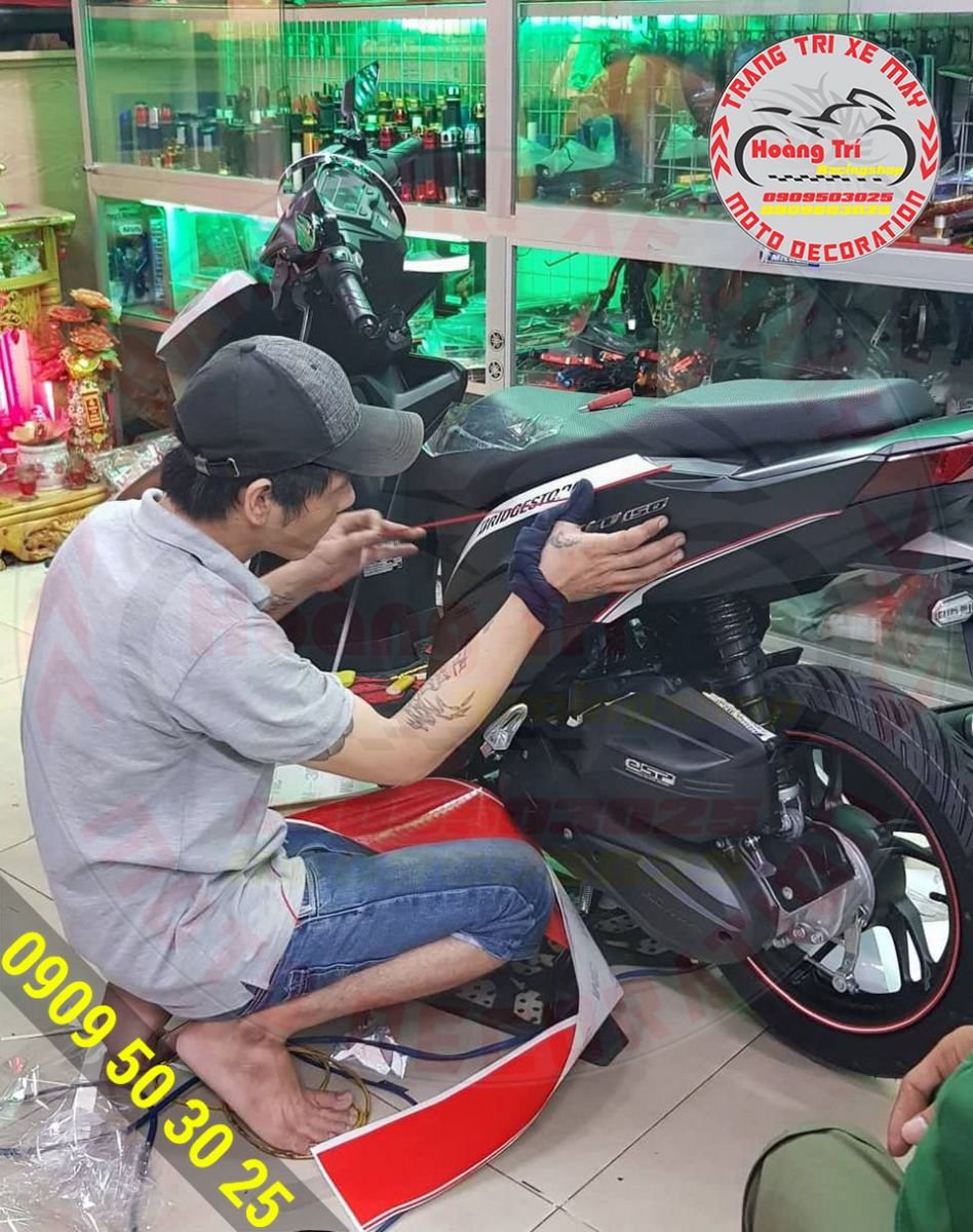 Nhân viên Hoàng Trí Racing Shop đang thực hiện bộ tem xe Click Vario 2018