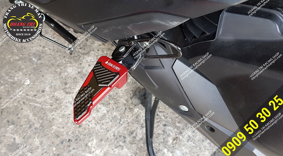 Close-up of CNC Vario 2018 footrest in red and black