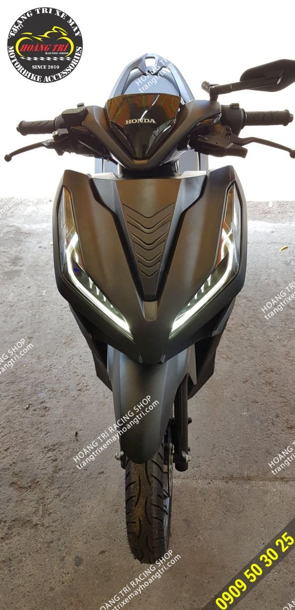 One more driver chooses a black Vietnamese version of the Vario mask for Vario 2018