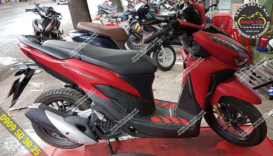 The PCX muffler is quite prominent with the silver stripe in the middle
